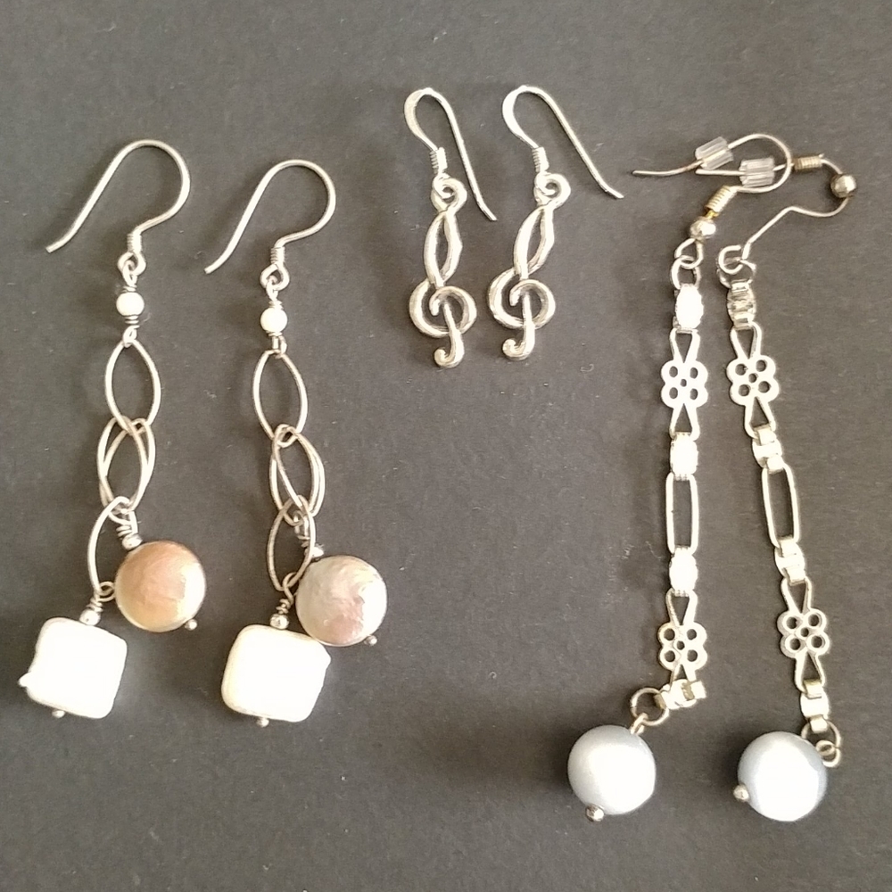 Set of 3 earrings.